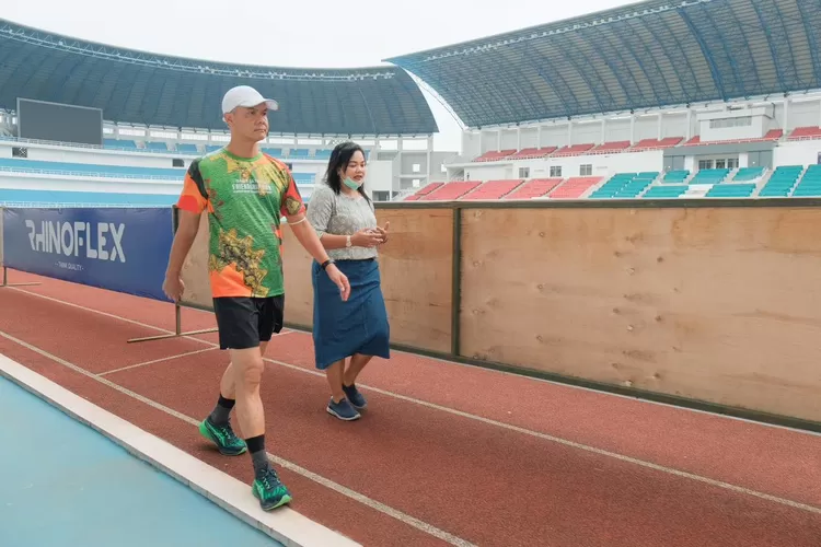 Gubernur Jawa Tengah Ganjar Pranowo saat mengecek Stadion Jatidiri Semarang. Ganjar terkejut melihat banyak bagian yang rusak. (dok. Pemprov Jateng)