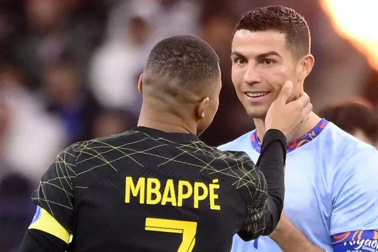 Momen Manis Kylian Mbappe dengan Cristiano Ronaldo saat Pertandingan PSG Vs All-Star XI.