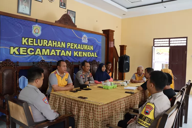 Jumat Curhat Polres Kendal menampung keluhan warga Kelurahan Pekauman Kota Kendal. (edi prayitno/kontributor Kendal)