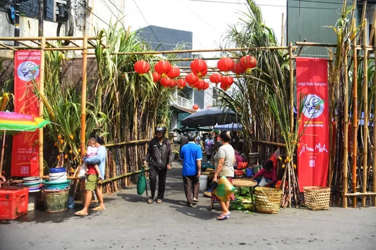 Pasar Imlek Semawis di Gang Baru Semarang yang akan diresmikan malam ini. Pagi ini terpantau pasar gang baru cukup ramai.  (Ayosemarang.com/ Audrian Firhannusa)