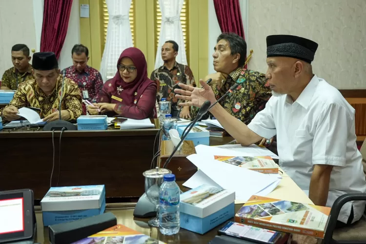 Gubernur Sumbar, Mahyeldi Ansharullah saat memimpin rapat singkronisasi alokasi CSR Perbankan se Sumatera Barat di Ruang Rapat Istana Gubernuran, Kamis, 19 Januari 2023. 