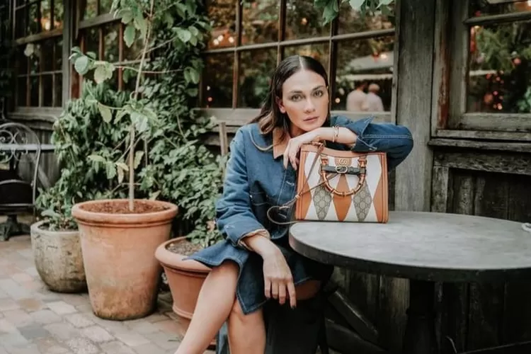 Luna Maya berbagi kisah cintanya dan tipe pasangan kepada Ashanty. (Gorajuara/ dok: Instagram/ @lunamaya)
