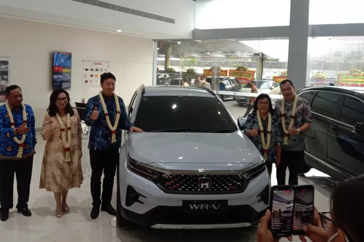 (kiri - kanan) Sekda Cilegon Maman Maulidin,  Director Honda Auto Cilegon Ang Hoey Loe, Presdir PT.  Honda Prospect Motor (HPM) Kotaro Shimizu,  Presdir Honda Auto Cilegon Ang Hoey Lee,  Presdir Honda Bandung Center (HBC) Ang Kok Bin (dok. HBC)