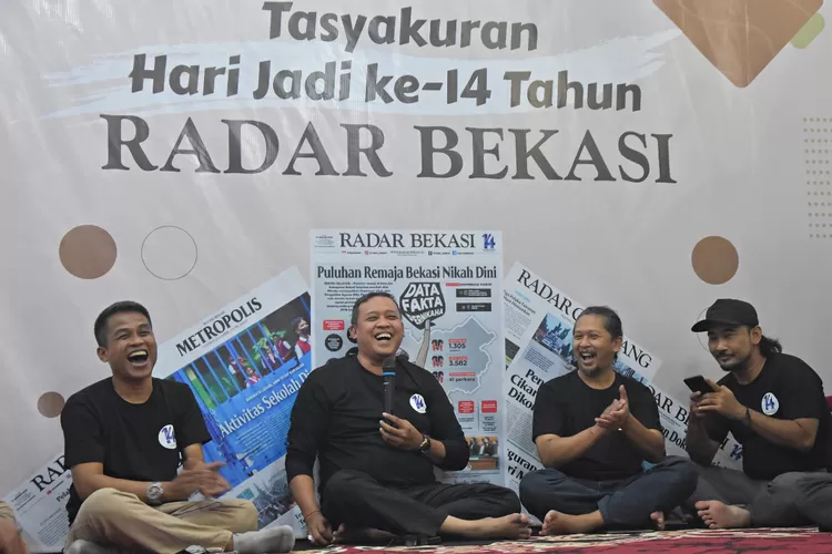 RIUH : GM Radar Bekasi Andi Ahmadi (kiri) bersama Plt Walikota Bekasi Tri Adhianto (dua kiri)  saat  HUT Radar Bekasi ke 14 di Kantor Radar Bekasi Jalan M.Hasibuan Bekasi Selatan Kota Bekasi, Kamis (19/1). (ARIESANT/RADAR BEKASI)