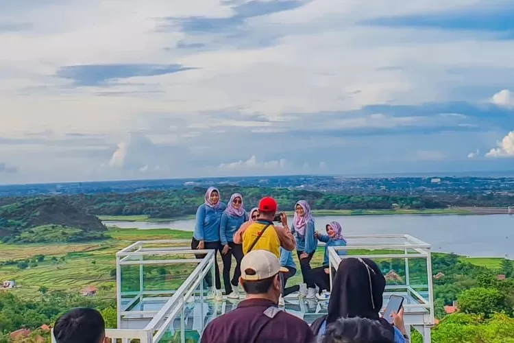 Keindahan Bukit Cinta dan Talaga Langit Anti Galau, wisata terbaru di Cirebon, Jawa Barat milik Ustad Ujang Busthomi (Instagram @bukitcinta_antigalau)