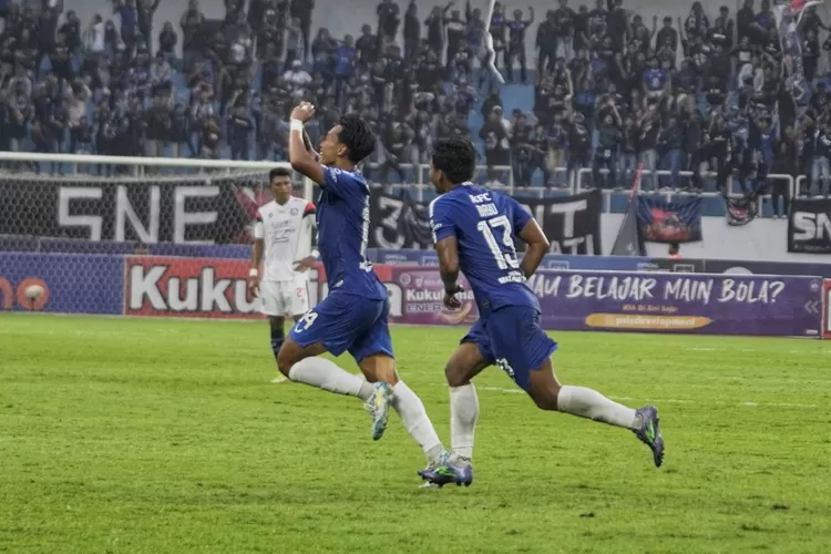 Riyan Ardiansyah (depan) selebrasi usai mencetak gol ke gawang Arema FC. Dengan gol Riyan, PSIS Semarang menang 1-0.(Ayosemarang.com/ Audrian Firhannusa)