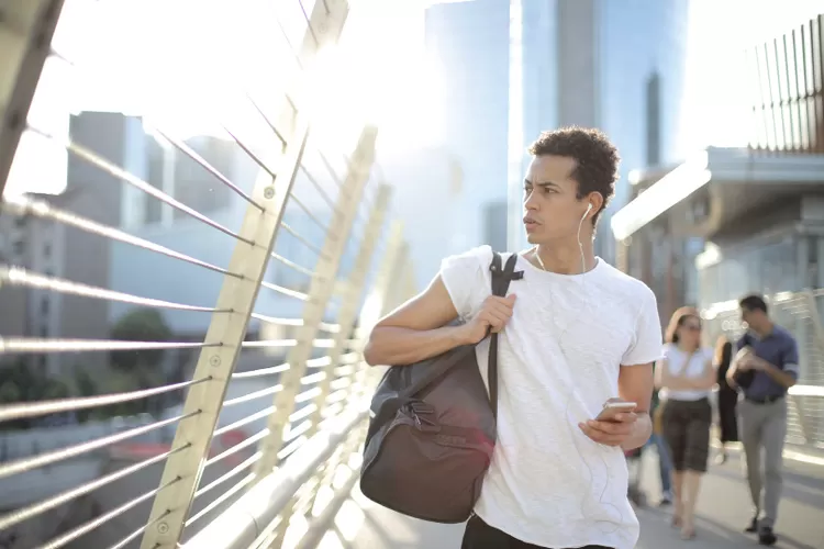 Ilustrasi sifat cowok yang bikin cewek luluh (Pexels/ Andrea Piacquadio)