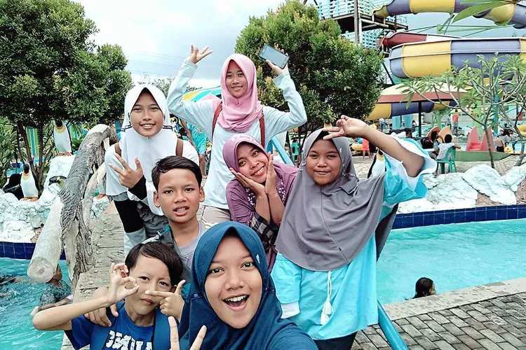 Potret keseruan liburan di Waterboom Tirtamas Gemilang, wisata terbaru di Cirebon (Instagram @jengsrideh)