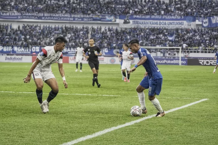 Pemain PSIS Semarang Oktafianus Fernando berupaya melewati pemain Arema FC. Babak pertama pertandingan ini masih imbang 0-0. (Ayosemarang.com/ Audrian Firhannusa)