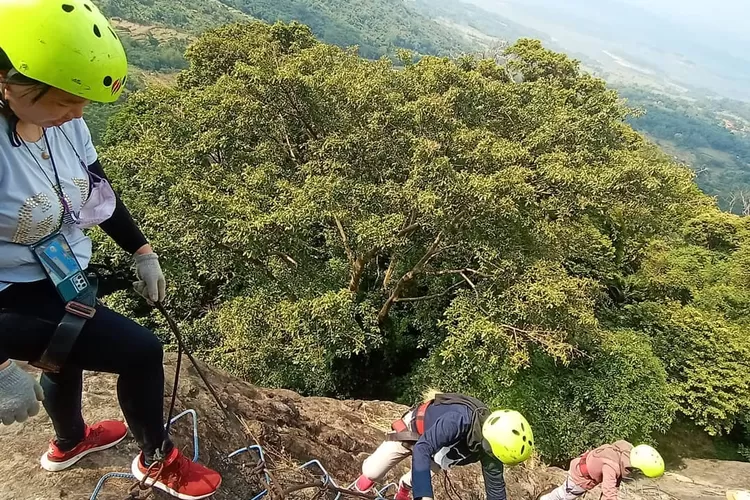 Gunung Parang yang wajib dijelajahi para pendaki, salah satu wisata alam di Purwakarta (Instagram @gunung_parang)