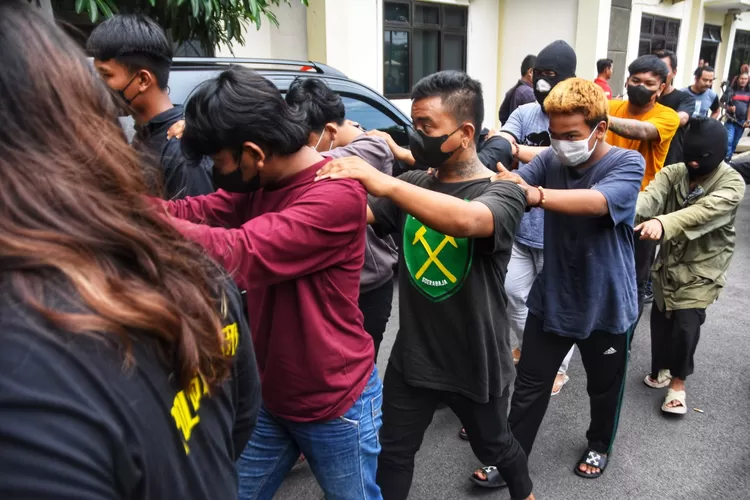 Para tersangka kelompok penyerangan di Cinde Raya Semarang saat diamankan di Polrestabes Semarang. (Ayosemarang.com/ Audrian Firhannusa)