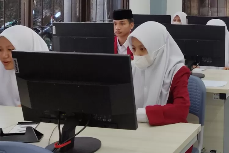 PANTAUAN : Suasana belajar di Madrasah Aliyah Arrahmaniyah (RADAR DEPOK)