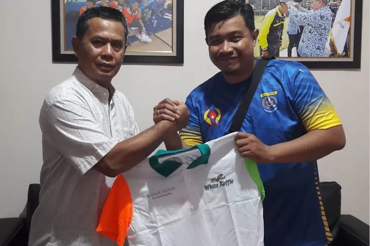 SERAH TERIMA : Penyerahan kaos dan tiket oleh Ketua Panitia Funday Radar Depok, Junior Williandro (kanan) ke Ketua Umum KONI Kota Depok, Herry Suprianto, Jumat (20/1). (RADAR DEPOK )
