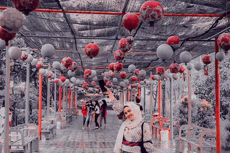 Suasana waterpark favorit keluarga di Jempol Waterboom, destinasi wisata Cirebon (Instagram @buna.91)