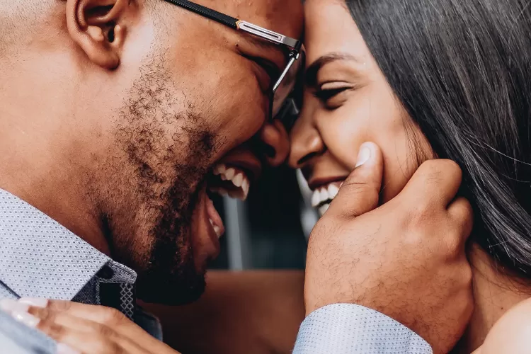 Ilustrasi tanda pria bahagia dengan pasangannya (Pexels/Bruna Gabrielle F&eacute;lix)