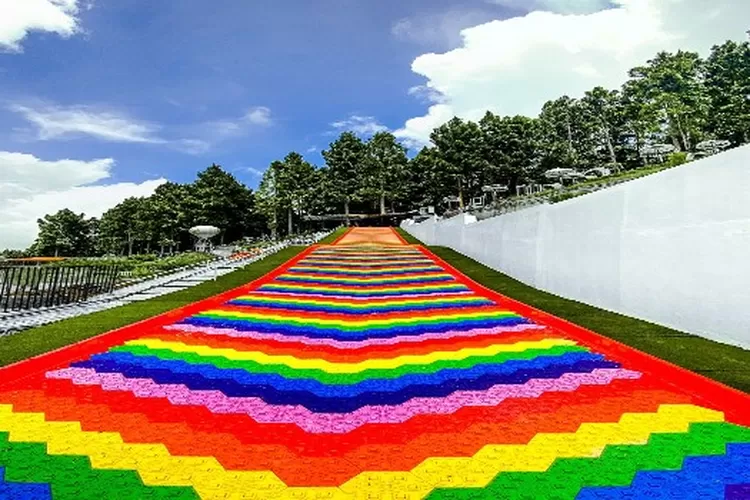 Rainbow slide salah satu wahana terbaru di Kembang Langit Park (Instagram @kembanglangit_park)