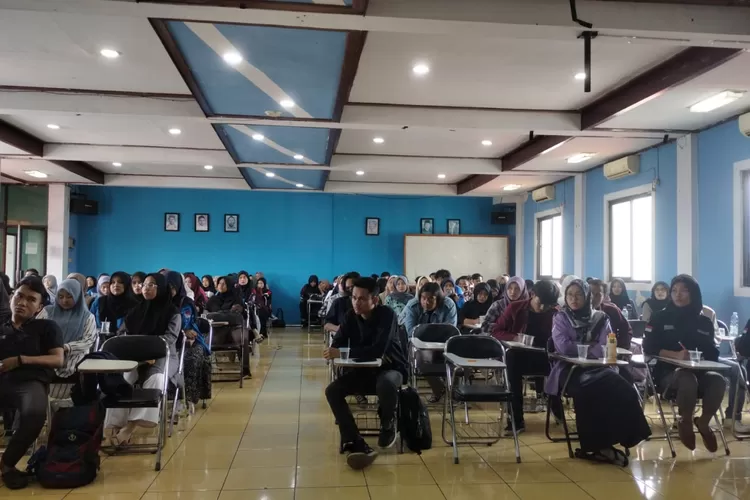 Para mahasiswa Umbara mengadakan seminar jurnalistik, Sabtu (21/1/2023).