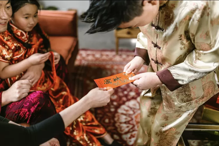 Ilustrasi perayaan Imlek yang tidak jauh dengan angpao dan dapat cuan (Pexels/RODNAE Productions)