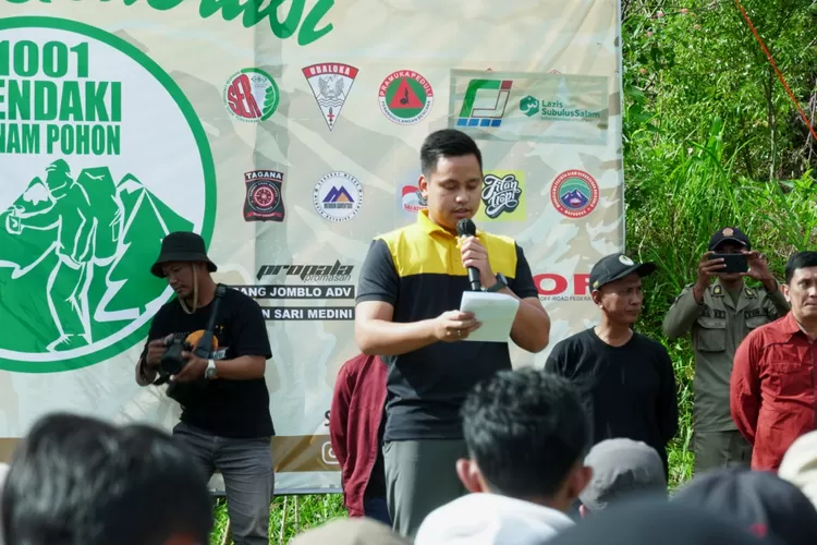 Bupati Kendal ikut dalam aksi 1001 pendaki tanam pohon di lereng Gunung Ungaran di kawasan Promasan Limbangan, Minggu 22 Januari 2023. (Edi Prayitno/Kontributor Kendal)