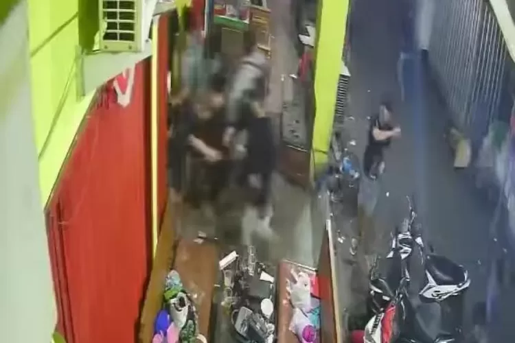 Aksi penyerangan sekelompok pemuda di Ruko Dargo Semarang yang terekam CCTV. (Screnshoot CCTV)