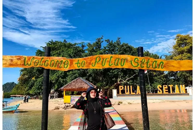 Pesona menakjubkan dibalik tempat yang tak seseram namanya,  Pulau Setan, salah satu wisata alam Pesisir Selatan Sumatera Barat (Instagram @pulausetanofficial)