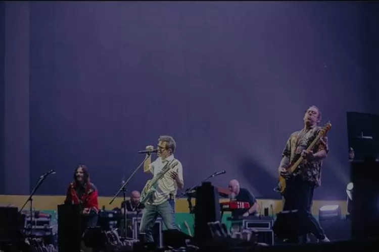 Weezer saat tampil pada salah satu acara musik di Jakarta (Instagram.com @weezer)