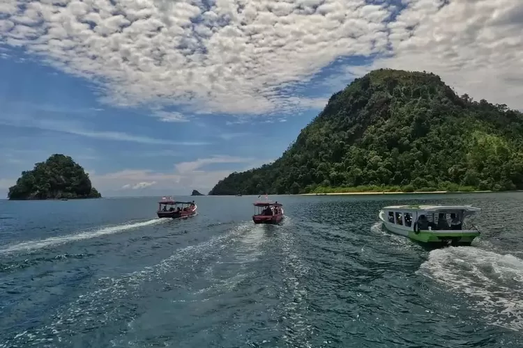 Pesona eksotis eksotisnya Pulau Pamutusan yang menjadi destinasi wajib dan sangat instagramable, salah satu wisata alam Pesisir Selatan, Sumatera Barat (Instagram @padangdestination)