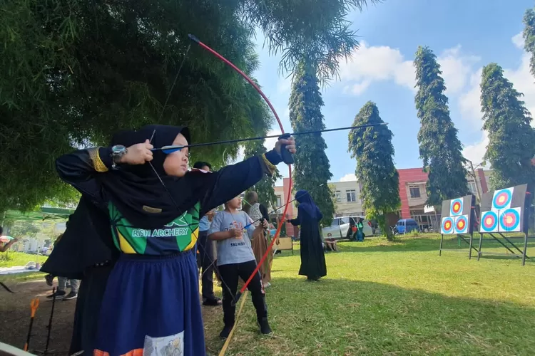 SERIUS : Seorang anak berlatih panahan di Rish Archery Bogor. (Devina/Metropolitan)