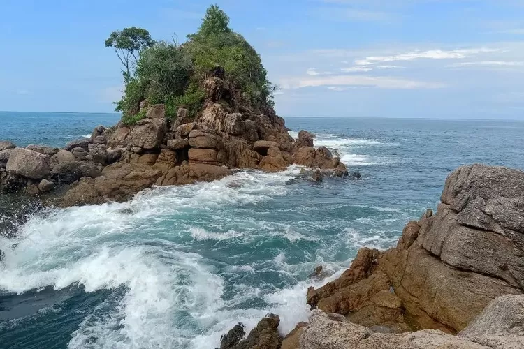 Keindahan wisata seperti lokasi syuting film Laskar Pelangi, Pantai Batu Kalang, salah satu wisata alam Pesisir Selatan Sumatera Barat (Instagram @batu.kalangbeach.homestay)