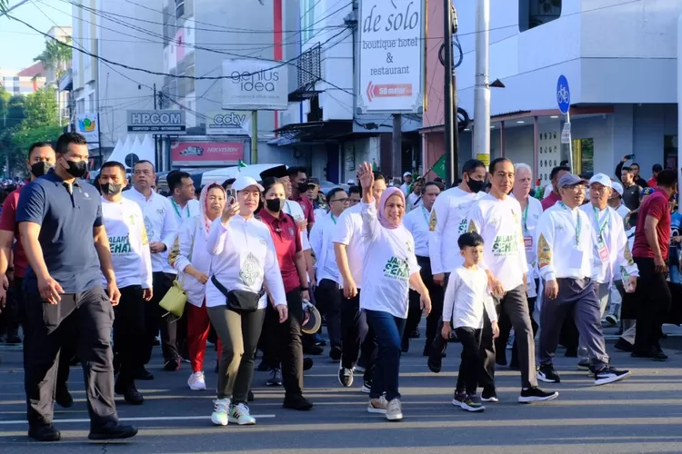 Sembari mengajak Jan Ethes, Presiden Jokowi mengikuti jalan sehat Menuju 1 Abad NU. (ayosolo.id/Budi Cahyono)