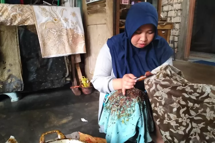 Amanah, ibu muda ini adalah anggota  Kelompok Putri Mandiri Batik  binaan  Baznas yang mengalami  kemajuan usahanya.