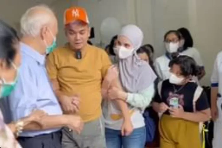 Momen Indra Bekti keluar dari rumah sakit. (Instagram @indybarends)