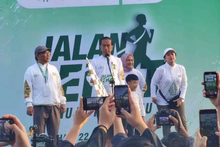 Presiden Jokowi bersama Ketum PBNU dan Ketua DPR RI saat membuka jalan sehat Porseni NU di Solo (Endang Kusumastuti)