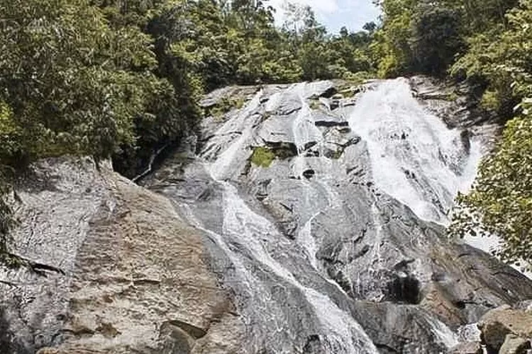 Pesona eksotis yang disuguhkan Air Terjun Bayang Sani, salah satu wisata alam Pesisir Selatan, Sumatera Barat (Instagram @tourismsumbar)