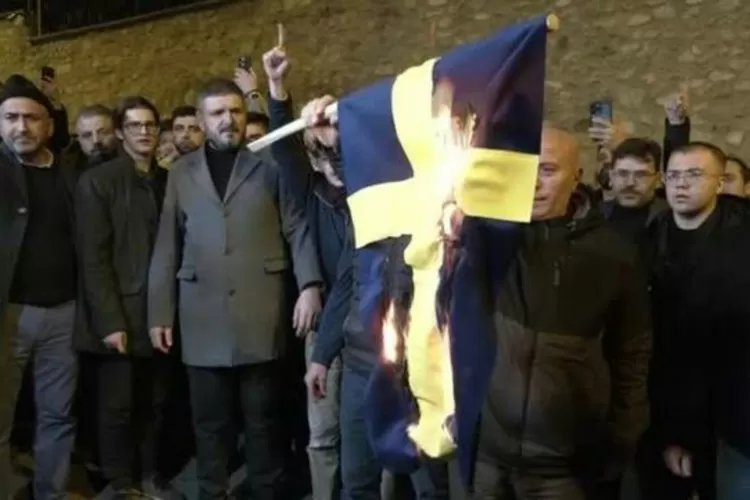 Aktivis Turki bakar bendera Swedia (Anadolu Agency)