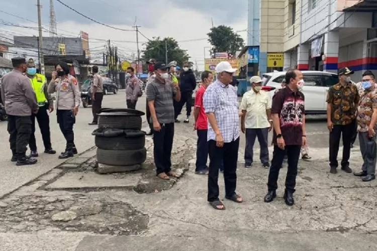 TINJAU : Kepala Bappeda Depok Dadang Wihana didampingi Camat Cinere Mursalim Saimin dan Lurah Cinere Pupung Purwawijaya meninjau Jalan Cinere Raya, yang diminta warga dilebarkan.  (ISTIMEWA)