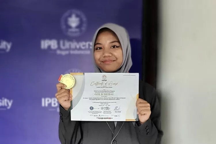 Nadhifa Huwaida Yumma Mahira ketika menunjukan medali emas dan sertifikat yang diraihnya - Foto: Dok Pribadi