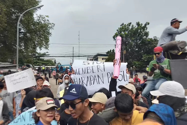 AKSI : Demo warga Kelurahan Jatijajar yang ingin menyampaikan beberapa tuntutan kepada Lazada Depok, Senin (23/1).&nbsp; (ANDIKA EKA/RADAR DEPOK)