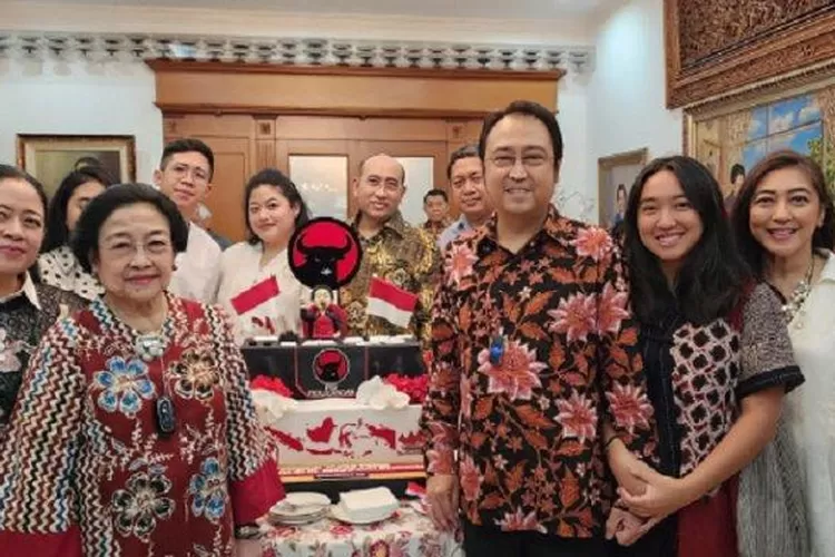 Ketua Umum PDI-P Megawati Soekarnoputri berfoto bersama keluarga dan kerabatnya saat merayakan ulang tahun ke-76 di kediamannya di Jalan Teuku Umar, Jakarta, Senin, 23 Januari 2023 (Dokumentasi/PDI-P)