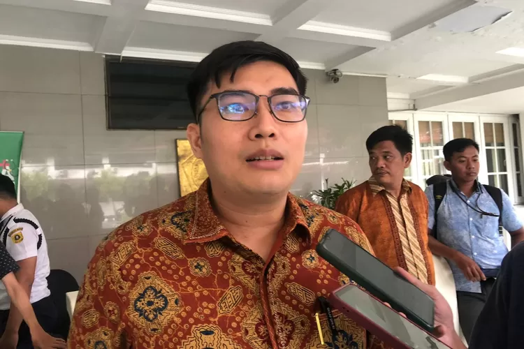 WAWANCARA : Ketua Komisi II DPRD Kabupaten Bogor Sastra Winara saat ditemui awak media, belum lama ini. (FOTO : Devina/Metropolitan.id)