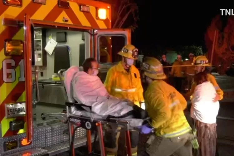 Evakuasi korban dalam peristiwa penembakan pada perayaan tahun baru Imlek 2023 di California, Amerika Serikat. (Twitter / @most1058)