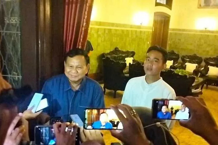 Menhan yang juga Ketua Umum Partai Gerindra  Prabowo Subianto bersama Wali Kota Solo Gibran Rakabuming Raka (Endang Kusumastuti)