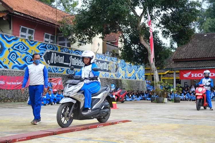 Safety Riding Astra Motor Jateng Sambangi SMK PGRI 01 Sukorejo Kendal Edukasi Keselamatan Berkendara.