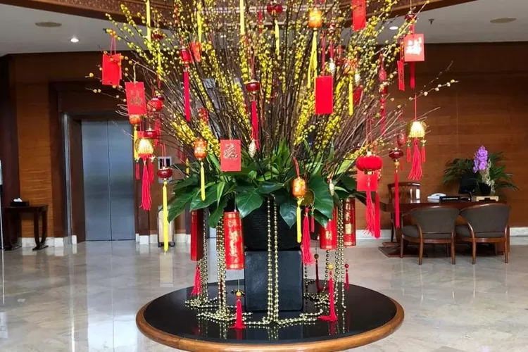 Semarakkan Imlek, Hotel Santika Premiere Semarang bagikan lucky angpao. (dok. Santika Premiere)