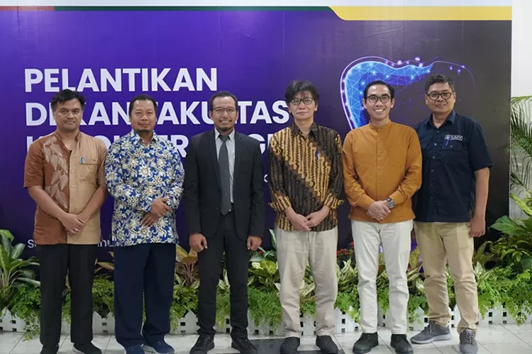 Jajaran pimpinan UMY (Rektor dan Wakil Rektor UMY) saat foto bersama dengan Dekan FKG UMY, drg Edwyn Saleh (memakai jas/berdasi).  (Dok. BHP UMY)