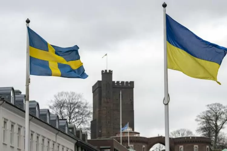 Bendera Swedia dan Ukraina (USA TODAY)