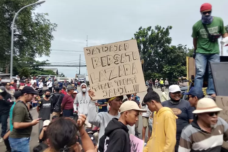 AKSI : Demo warga Kelurahan Jatijajar yang ingin menyampaikan beberapa tuntutan kepada Lazada Depok, Senin (23/1). ( ANDIKA EKA/RADAR DEPOK)