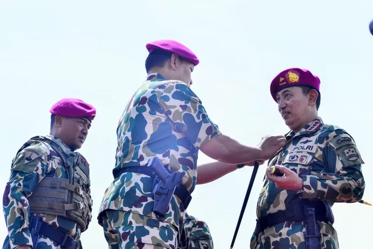 Kapolri Jenderal Pol Listyo Sigit Prabowo menjadi warga kehormatan Marinir, ditandai dengan Penyematan Baret oleh Panglima TNI Laksamana TNI Yudo Margono  (Istimewa )