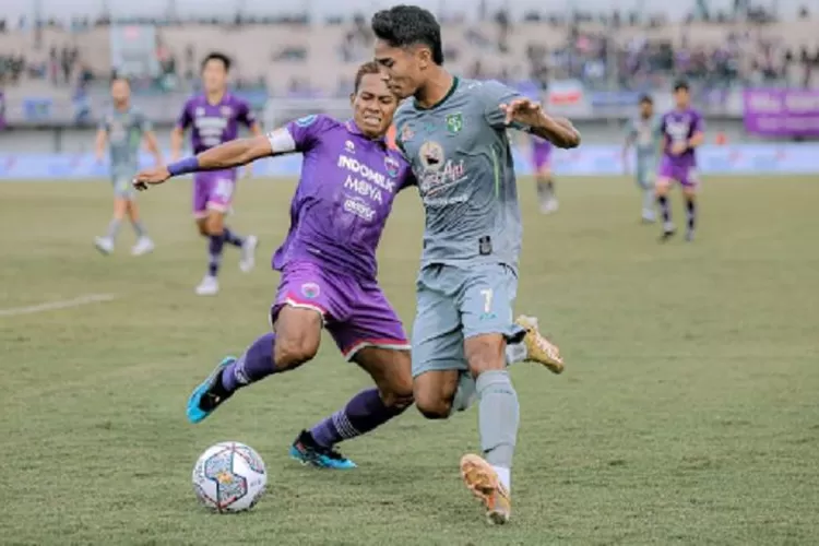 Aksi Marselino Ferdinan saat Persebaya menang 5-0 atas Persita