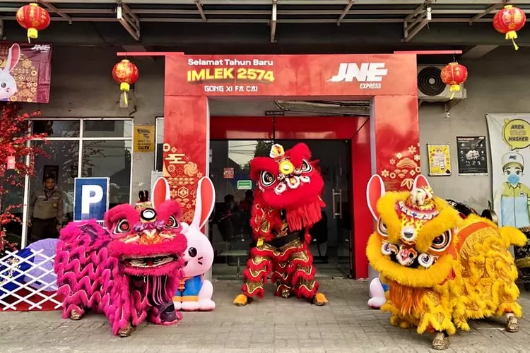 KEMERIAHANIMLEK : Barongsai saat beraksi di depan kantor JNE.